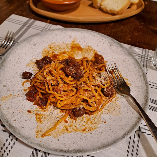 Chitarrine Al Sugo Rosso Con Vernaccia Di Serrapetrona Salsiccia E Finocchietto