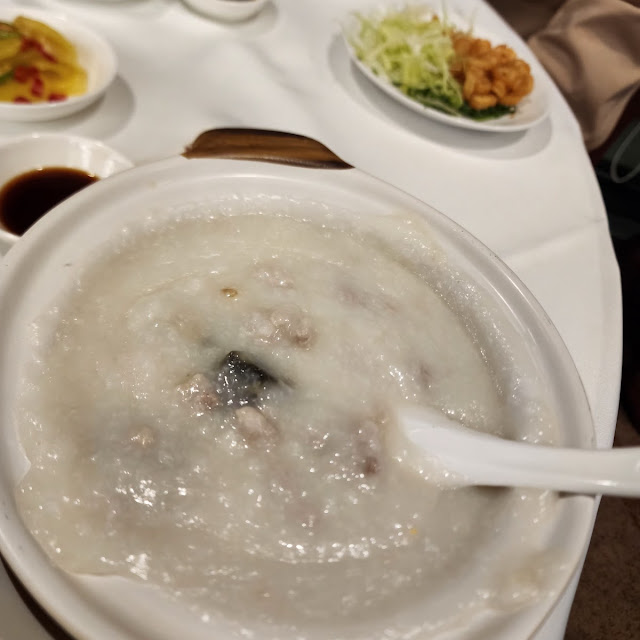 โจ๊กหมูสับ ไข่เยี่ยวม้า
