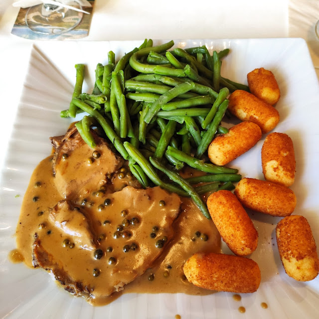 Spießbraten Mit Bohnen Und Kroketten