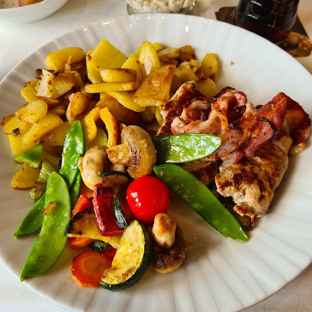 Schweinefilet Mit Gemüse Und Bratkartoffeln