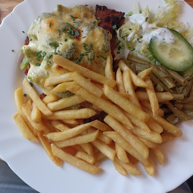 Schnitzel Mit Käse Und Broccoli