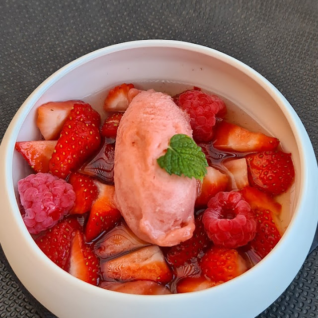 Soupe de Fraises Et Sorbet Framboise