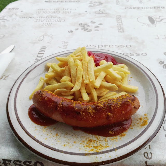 Bratwurst Mit Pommes Frites Mit Ketchup