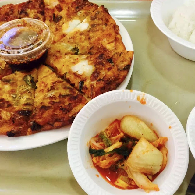 해물파전 seafood pancake
