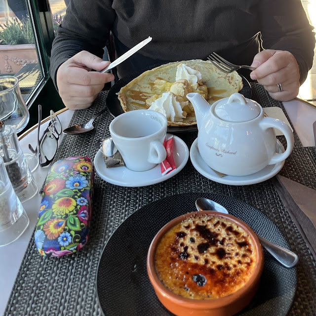 Creme Brulee Und Normanische Palatschinke Mit Eis