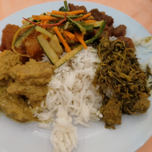 Nasi Putih Lauk Daging Dan Acar Timun