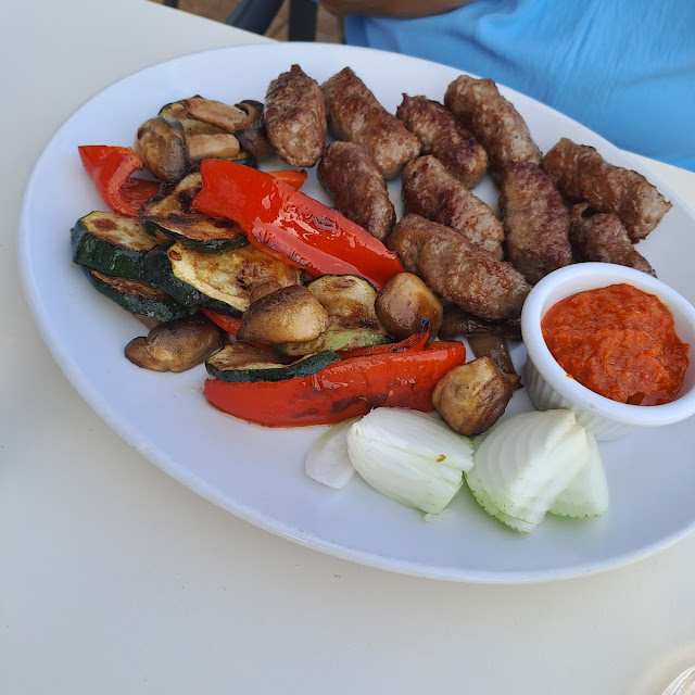 Cevapcici Mit Gegrilltem Gemüse