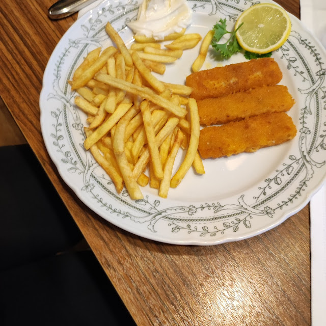 Pommes Mit Fischstäbchen