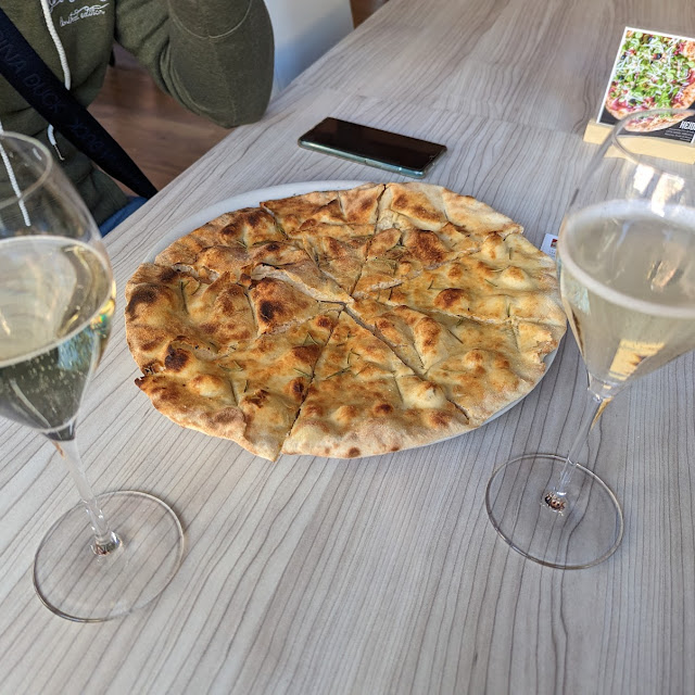 Aperitivo Con Pizza Bianca