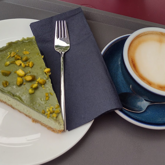 Da Hatten Sie Einen Pistachio Cheesecake Im Angebot Und Einen Cappuccino Mit Hafermilch