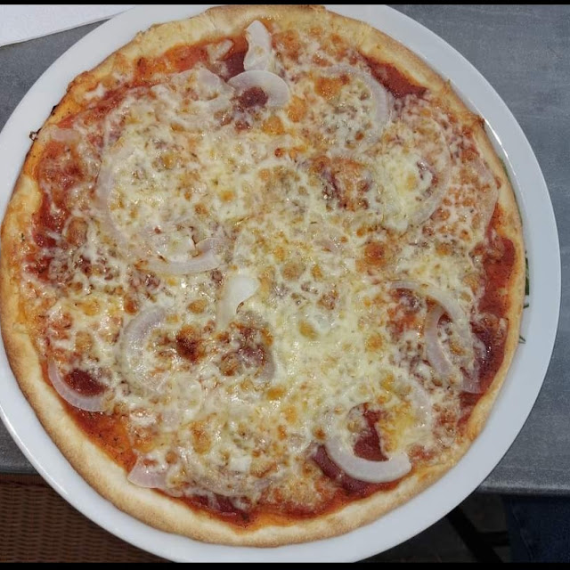 Pizza Mit Peperoniwurst Und Zwiebeln