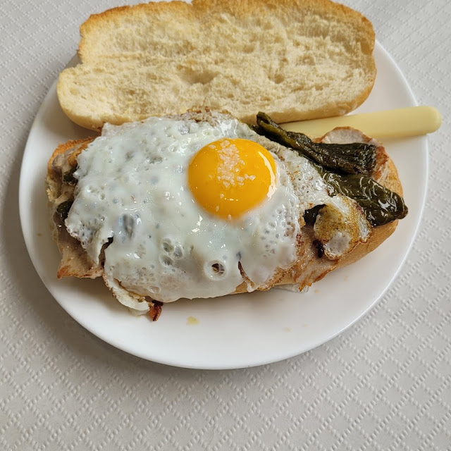 Bocadillo Lomo Con Pimientos Y Huevo