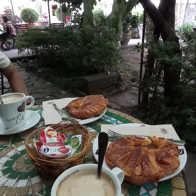 Desayuno Café Con Leche Y Croissant A la Plancha Con Mantequilla Y Mermelada
