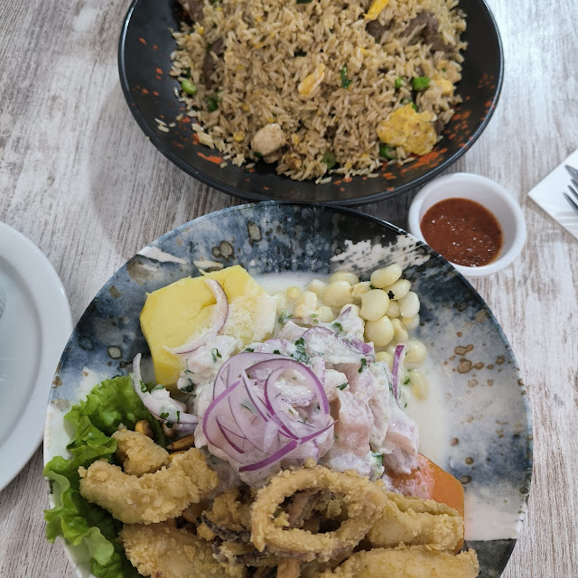 Ceviche Mixto Con Chicharrón de Calamar Y Bolas de Yuca Con Queso