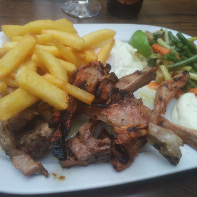 Costillas Assdas de Cordero Con Patatas Fritas