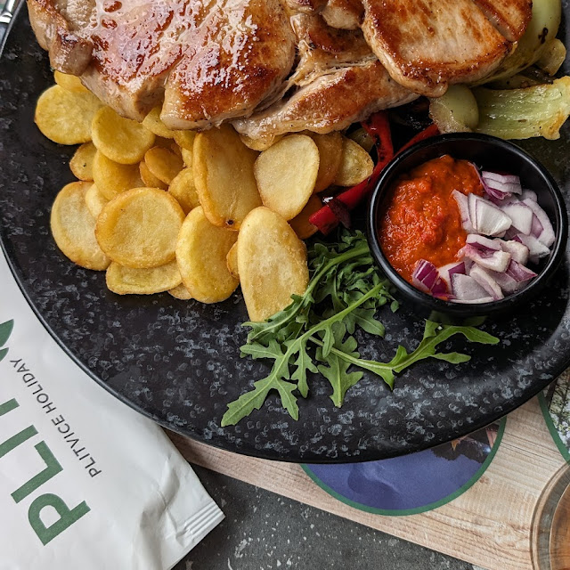 Porkchops Patatoes Grilled Vegies