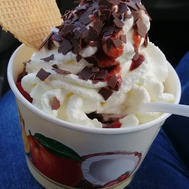 Erdbeereisbecher