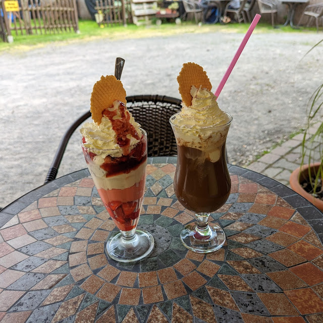Erbeereisbecher Kugelwahl Erdbeer Vanille Straciatella Und Eiskaffee 1x Vanille