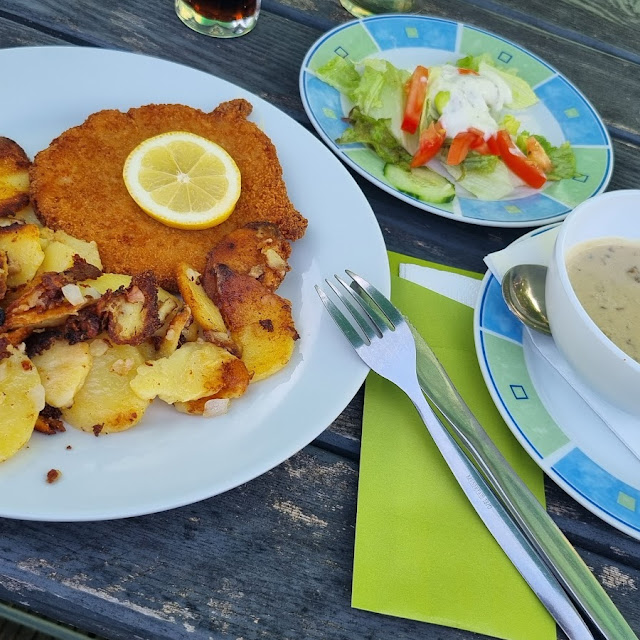 Schnitzel Mit Bratkartoffeln Und Salatbeilage