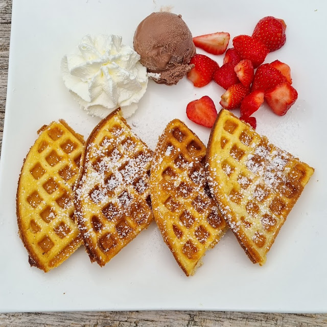 Waffel Mit Erdbeeren Und Eis