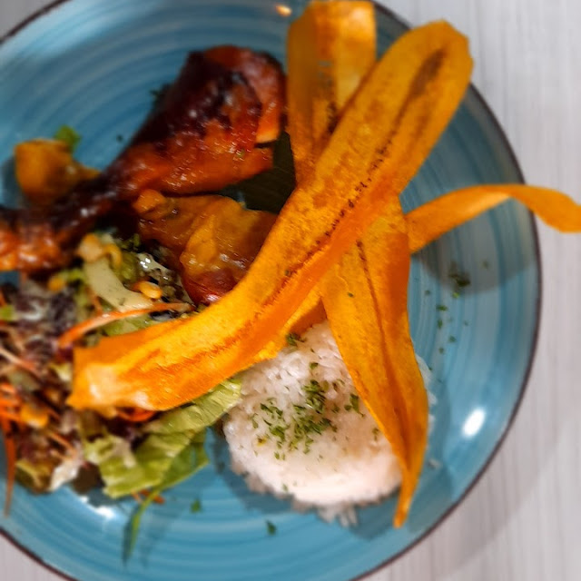 Pollo En Salsa Mielmostaza Arroz Blanco Y Ensalada Tropical