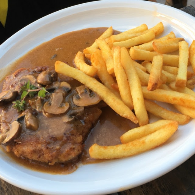 Jägerschnitzel Mit Pommes Und