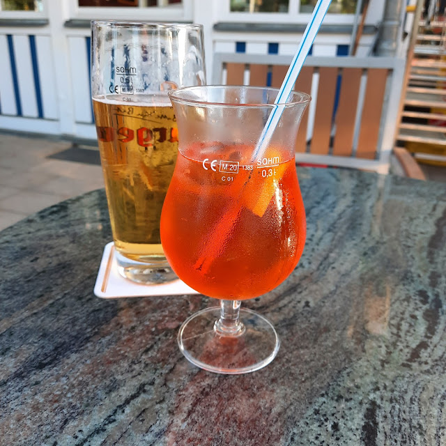 Ein Bier Vom Fass Und Ein Aperol Spritz
