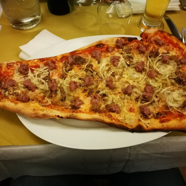 Pizza Pala Cipolla Funghi E Salsiccia