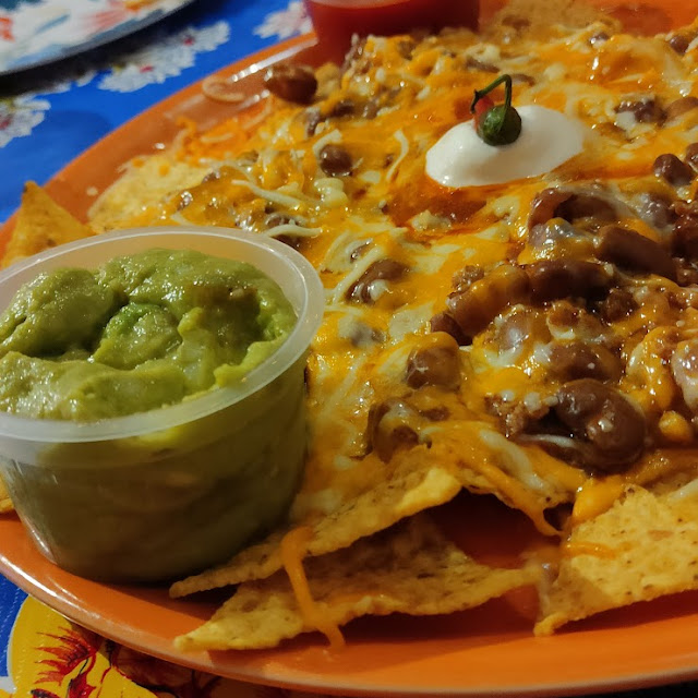 Nachos Con Queso Y Varias Salsas