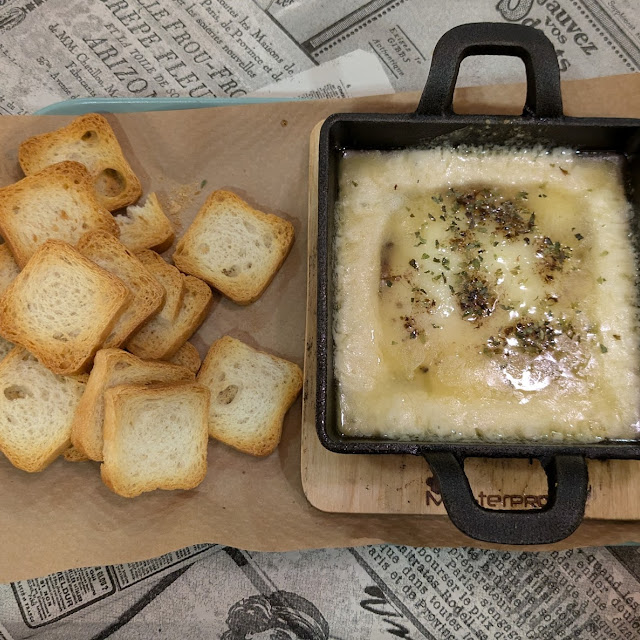 Provolone A la Parrilla Con Miel Caliente Trufada O Chimichurri Argentino