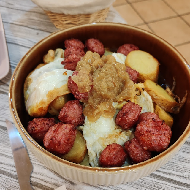 Huevos Rotos Con Longaniza A la Brasa