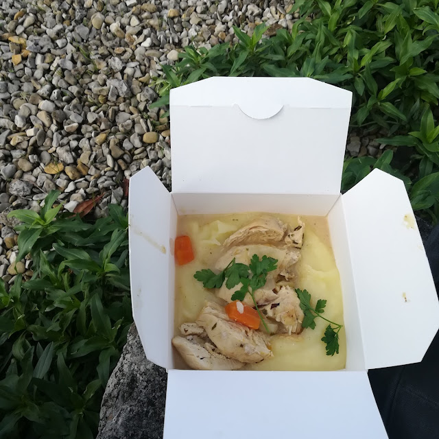 Viande Du Jour Avec Carottes Et Purée de Pommes de Terre