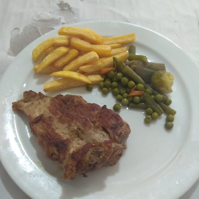 Secreto Con Patatas Fritas Y Verduras Variadas Salteadas