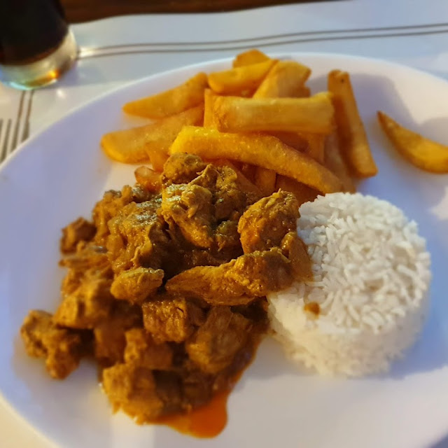 Chicken Curry with Rice Chips