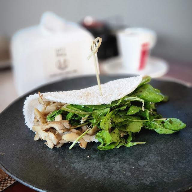 Tapioca de Shimeji E Rucula Com Molho da Casa