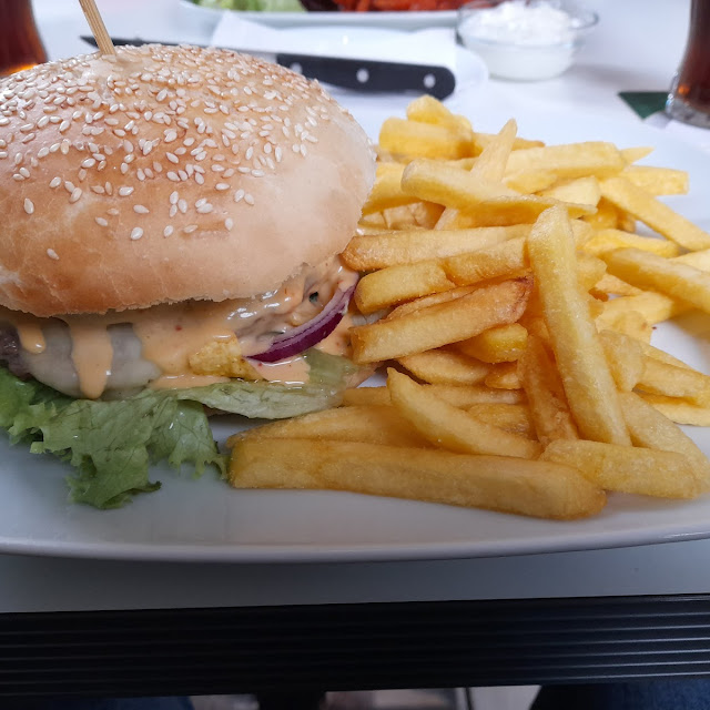 Chicken Burger Mit Pommes
