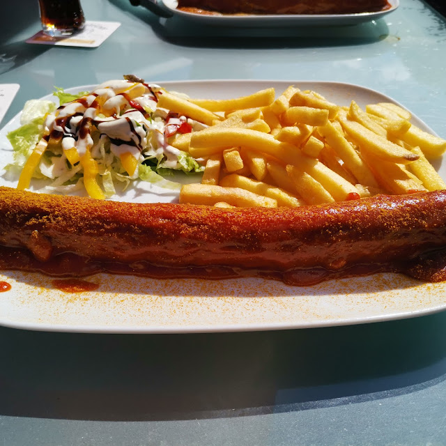 Currywurst Pommes Salat