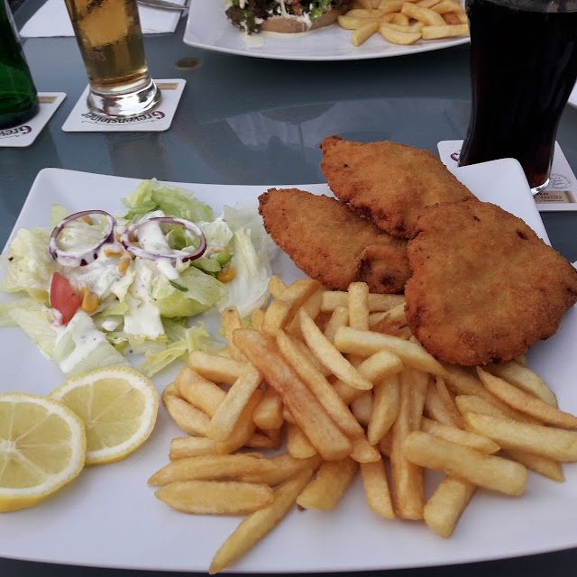 Putenschnitzel Mit Pommes Frites