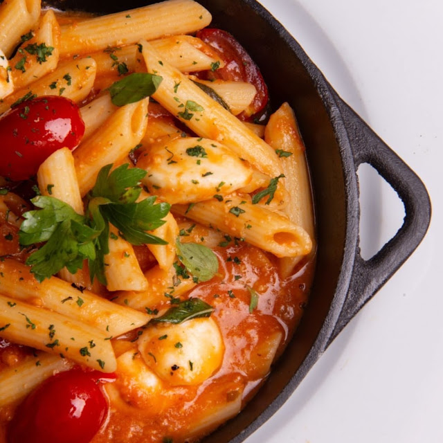 Penne Caprese à Manu Gavassi