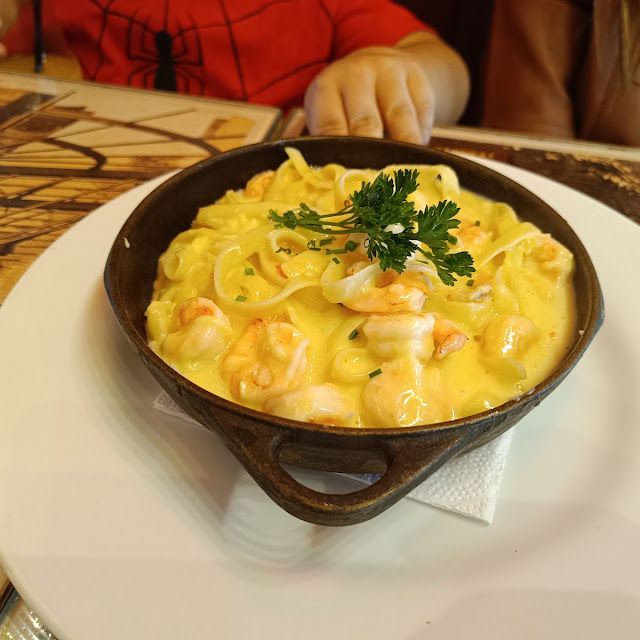 Macarrão ao Molho Branco de Quatro Queijos Com Camarões