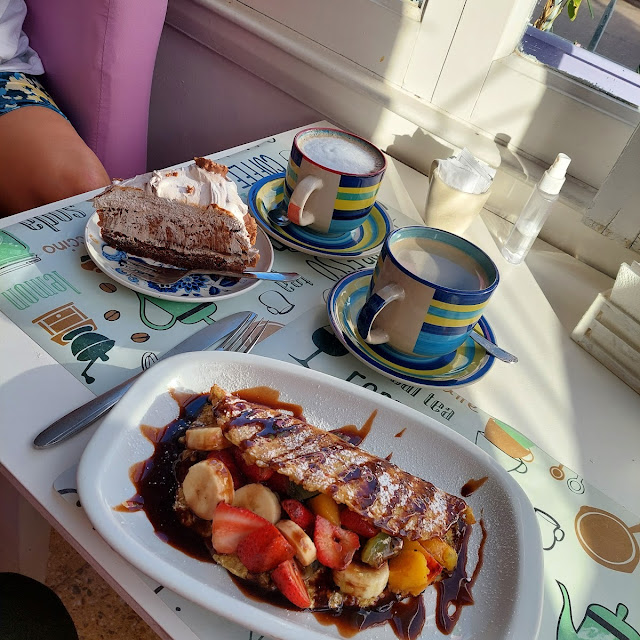 Tazón de Café Y Café Con Leche Con Porción de Torta Brownie Y Pancake de Miel Y Frutas