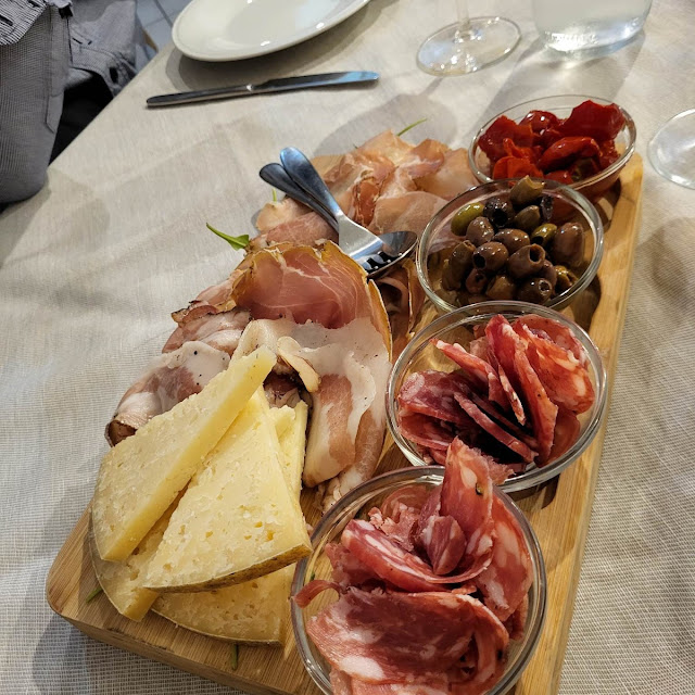 Tagliere Di Formaggi Salumi Pancetta Miele Olive