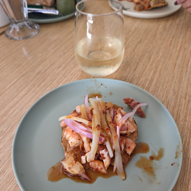 Tostada de Pescado Blanco Laminado Con Base de Sierra