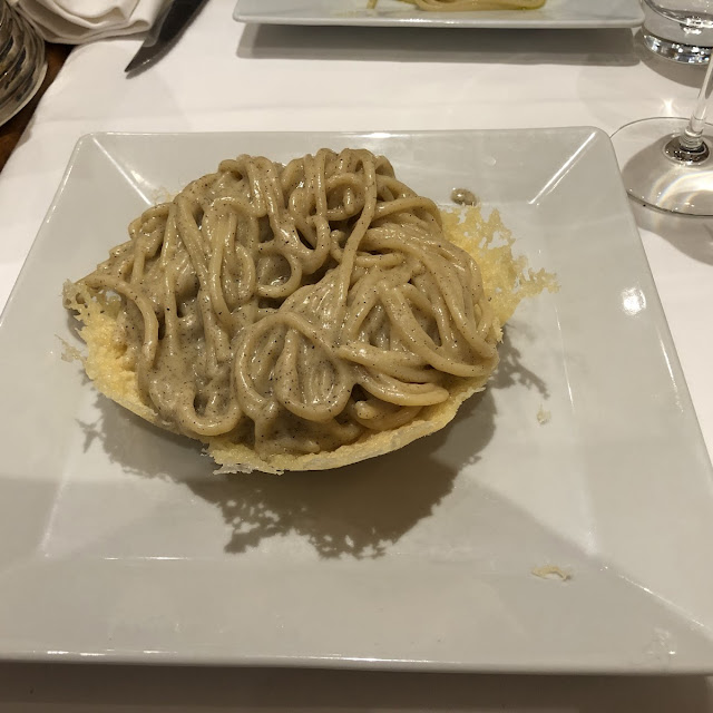 Spaghetti Cacio E Pepe In Cestino Di Parmigiano