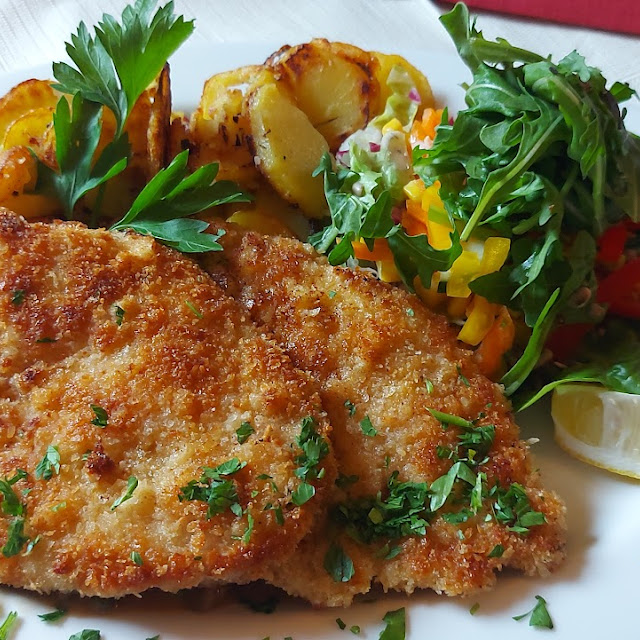 Schnitzel Wiener Art Mit Gepfefferter Rahmsauce