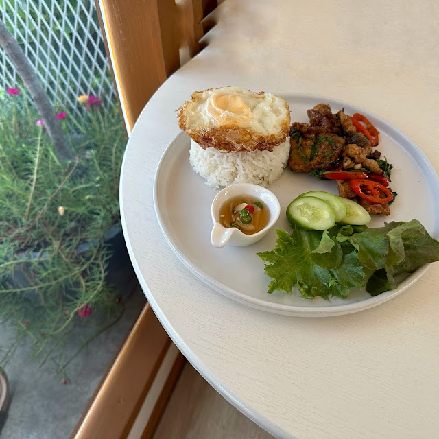 Krapao Moo Gab Kai Dao
