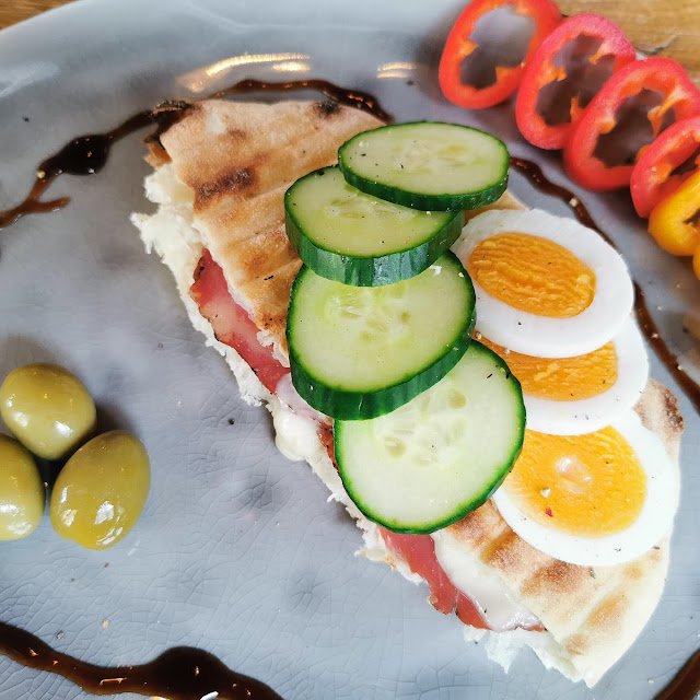 Fladenbrot Toast Mit Schopfspeck Eier Und Gemüse