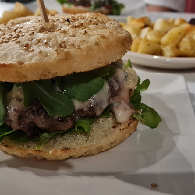 Hamburguesa Con Queso Gorgonsola Y Rúcula