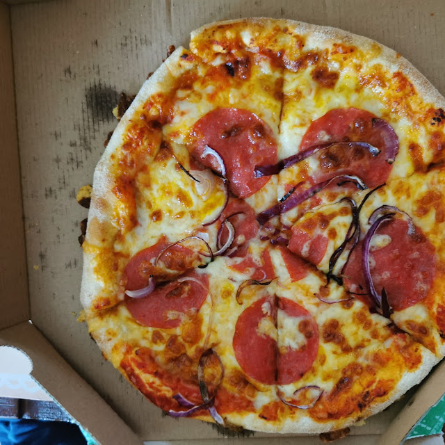 Pizza Salami Mit Zwiebeln