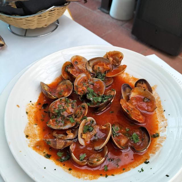 Almejas En Salsa